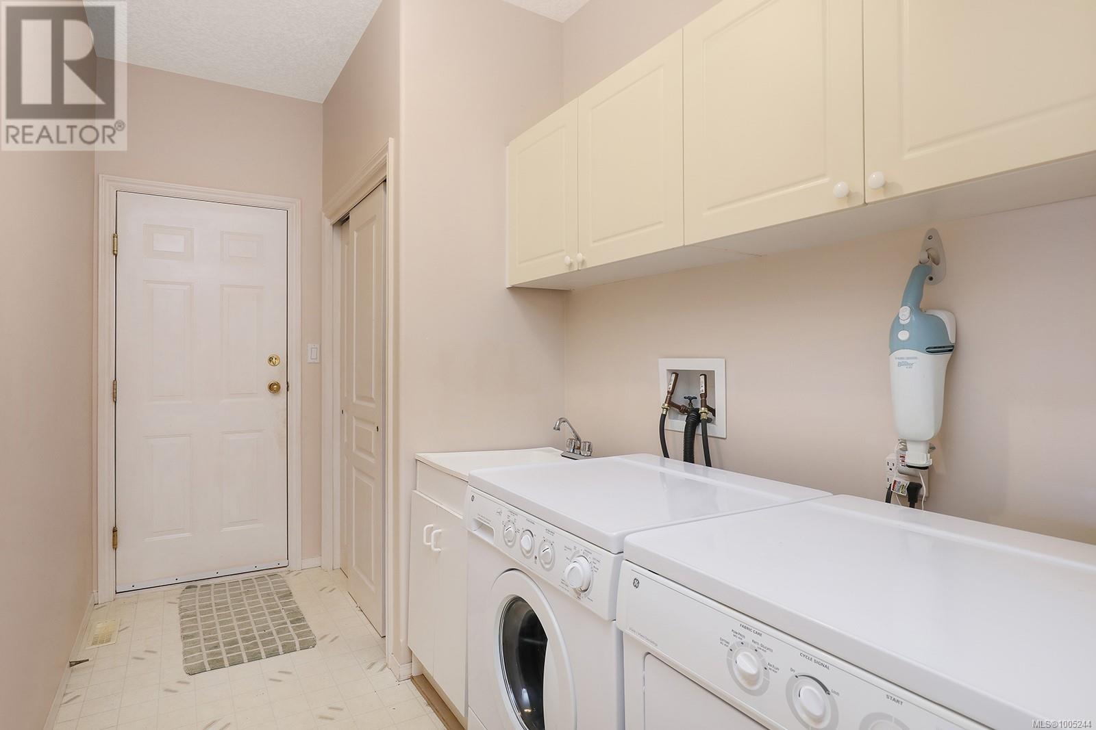 1437 Valley View Dr, Courtenay