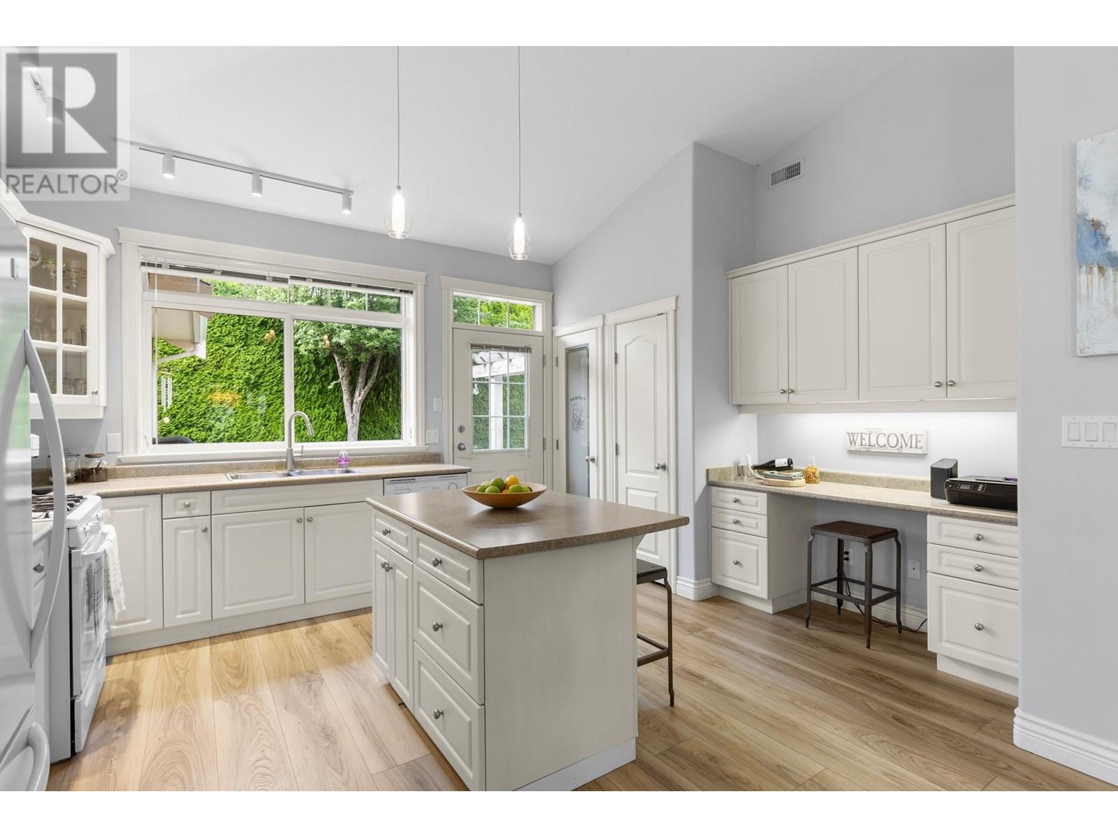  4032A Lake Avenue, Peachland
