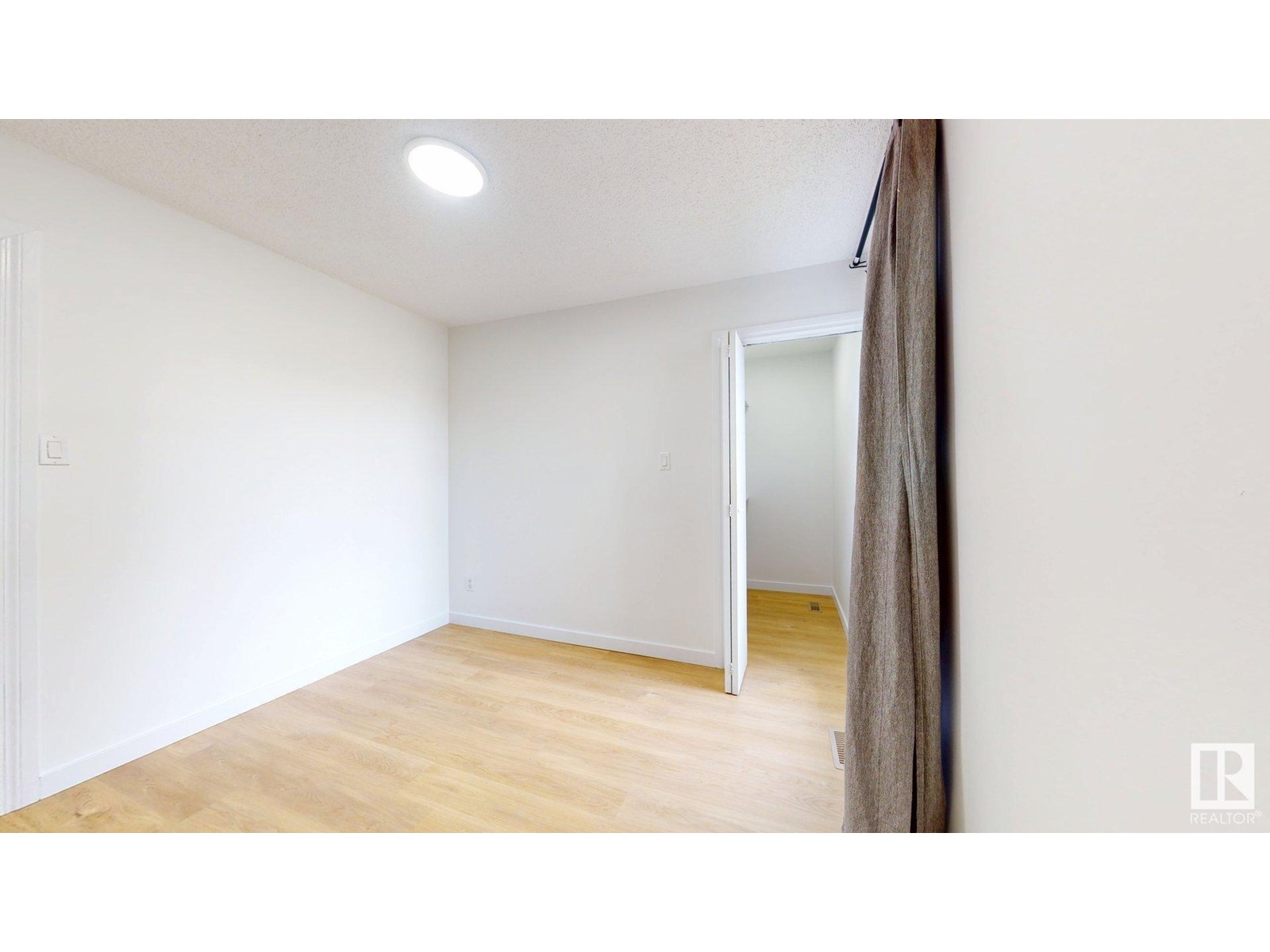 Photo 5 of 1 1503 Mill Woods Rd E Nw, Edmonton AB