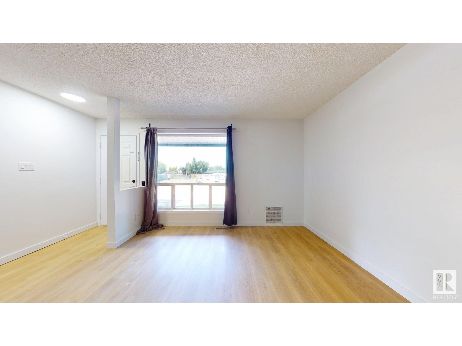 Photo 14 of 1 1503 Mill Woods Rd E Nw, Edmonton AB