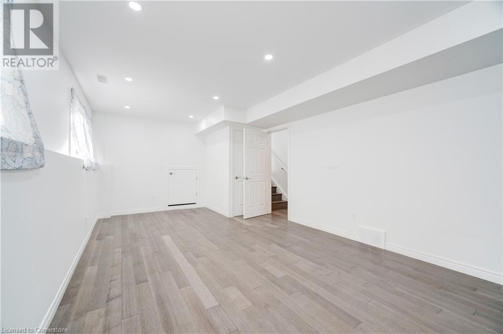 Photo 13 of 25 Patterson Drive, Brantford ON