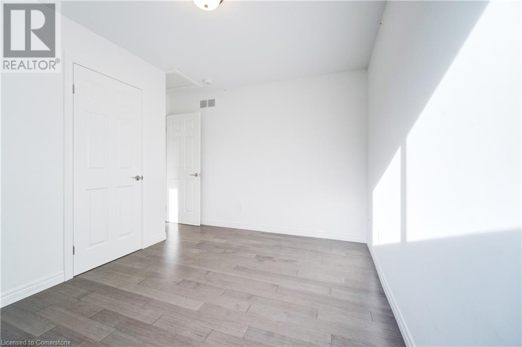 Photo 8 of 25 Patterson Drive, Brantford ON