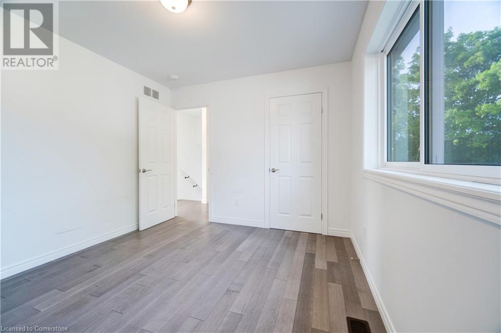 Photo 11 of 25 Patterson Drive, Brantford ON