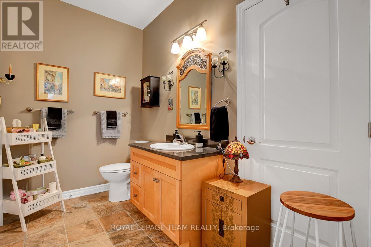 Photo 18 of 520 Clothier Street W, North Grenville ON