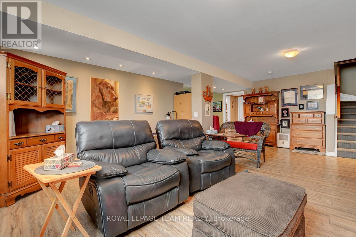 Photo 2 of 520 Clothier Street W, North Grenville ON