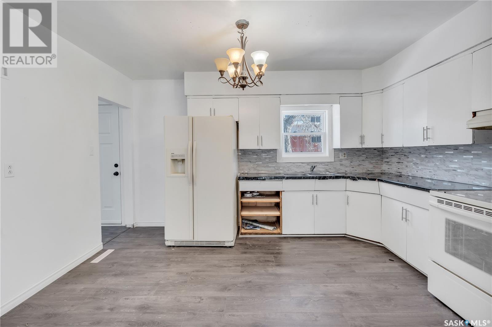 Photo 9 of 210 Oriole Avenue, Briercrest SK