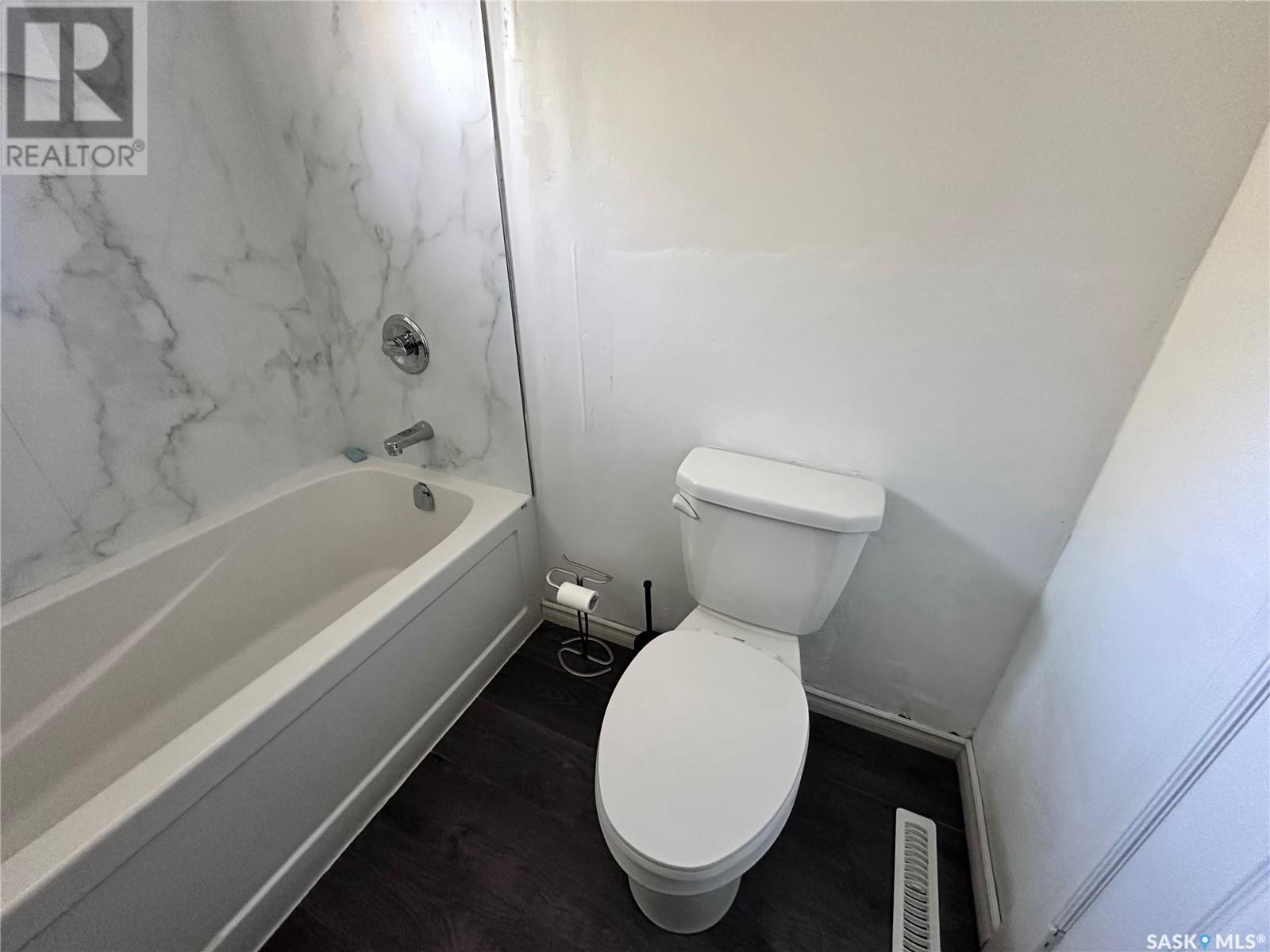 Photo 2 of 210 Oriole Avenue, Briercrest SK