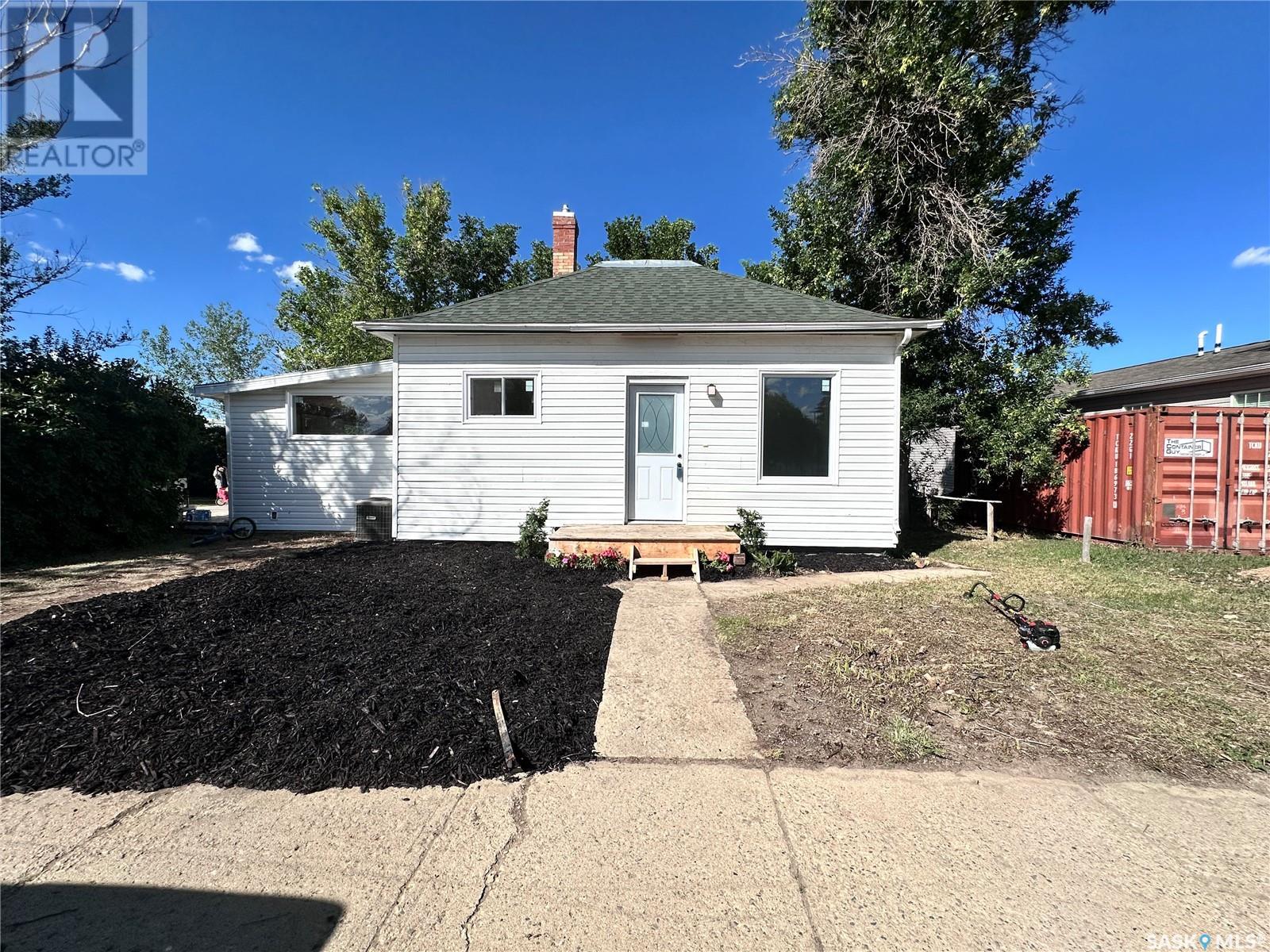 Photo 1 of 210 Oriole Avenue, Briercrest SK