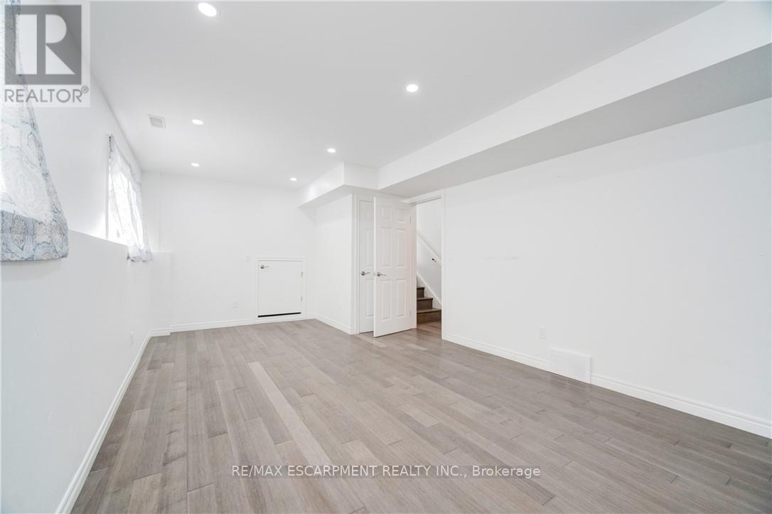 Photo 13 of 25 Patterson Drive, Brantford ON