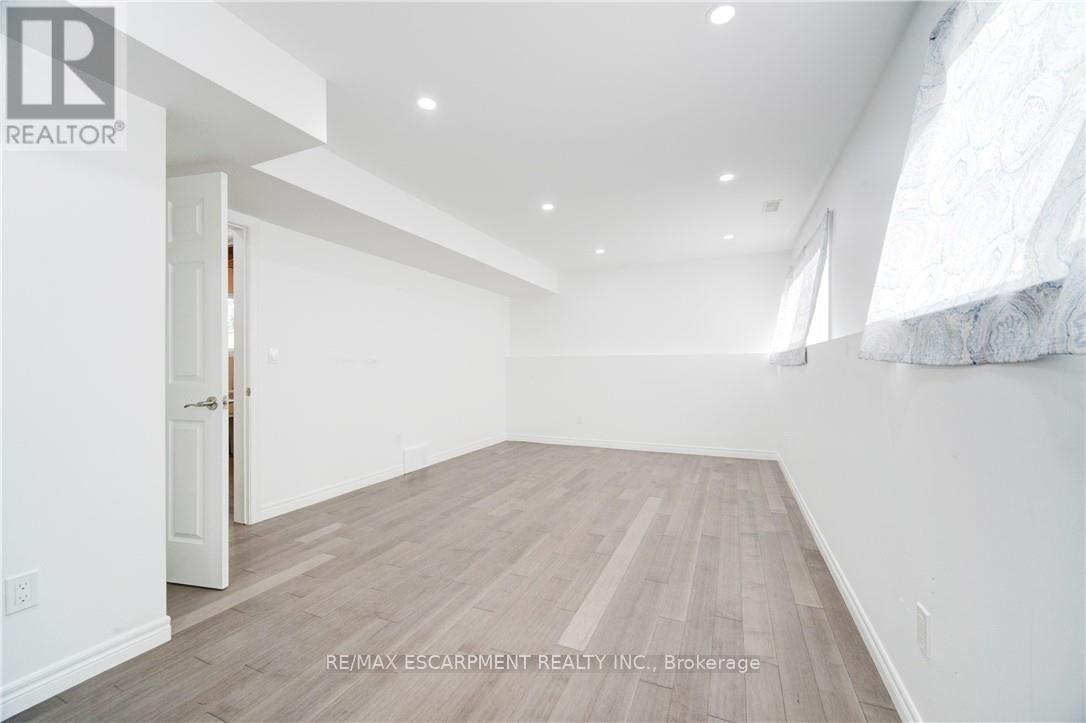 Photo 9 of 25 Patterson Drive, Brantford ON
