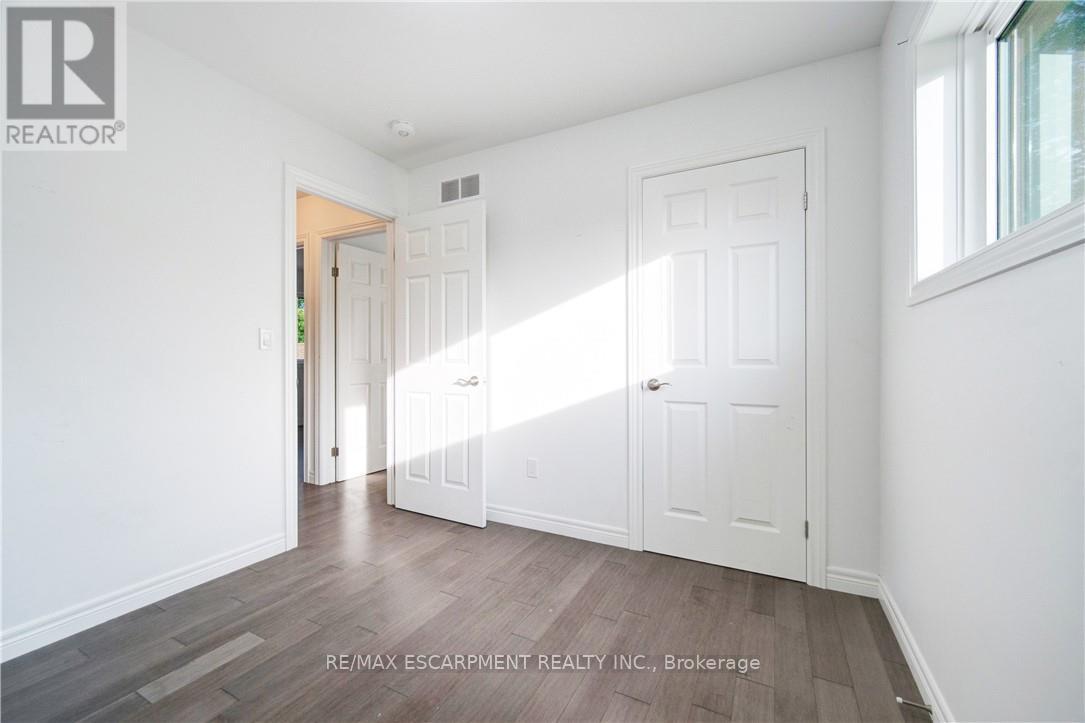 Photo 14 of 25 Patterson Drive, Brantford ON