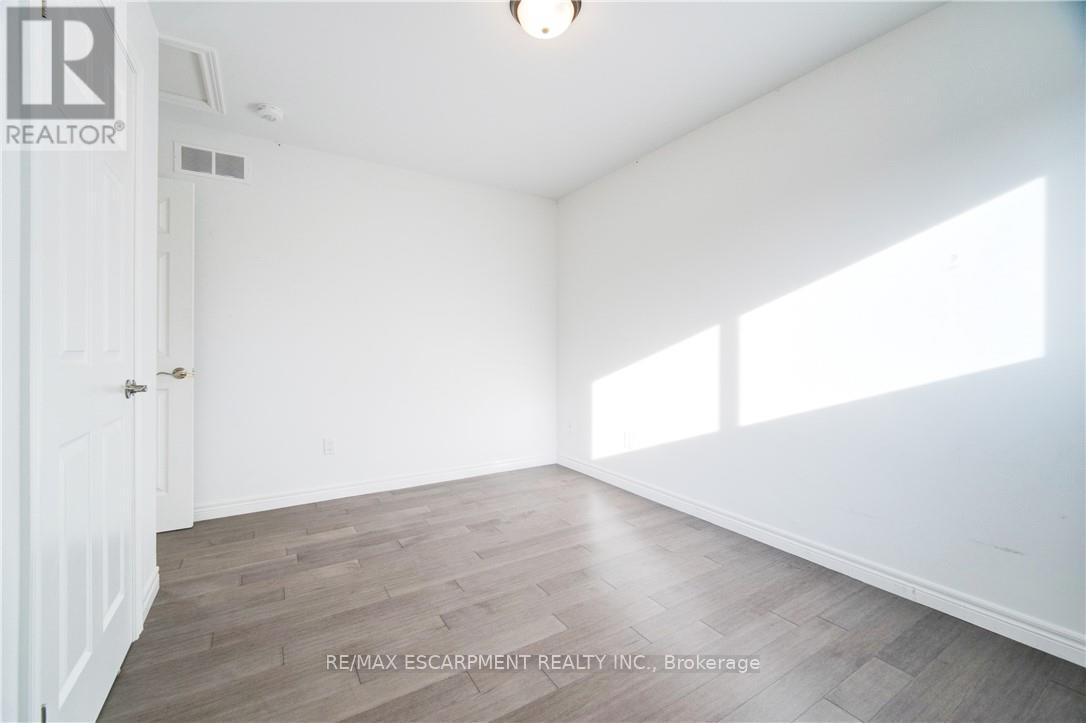 Photo 21 of 25 Patterson Drive, Brantford ON