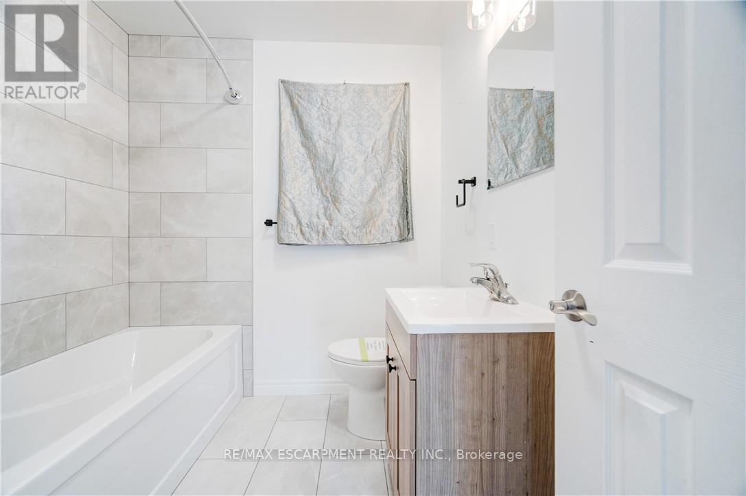 Photo 24 of 25 Patterson Drive, Brantford ON