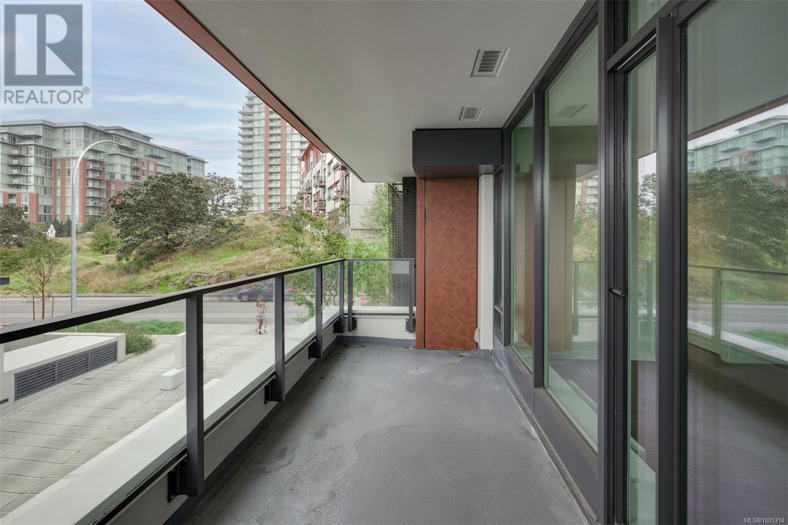 Photo 4 of 202 363 Tyee Rd, Victoria BC