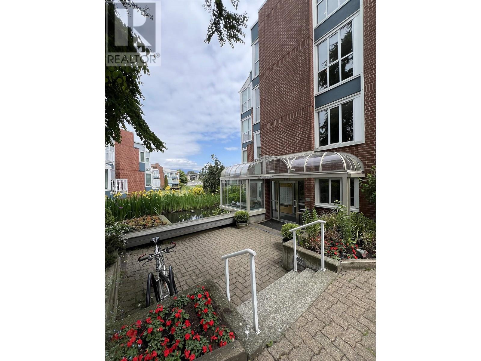 Photo 21 of 404 1551 Mariner Walk, Vancouver BC