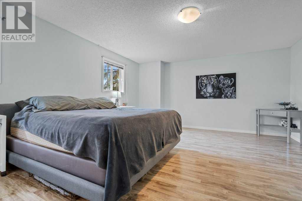 Single Family House 3 Level for Sale in  Shawglen Way SW Shawnessy Calgary 