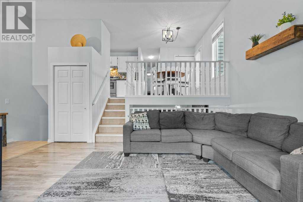 Single Family House 3 Level for Sale in  Shawglen Way SW Shawnessy Calgary 
