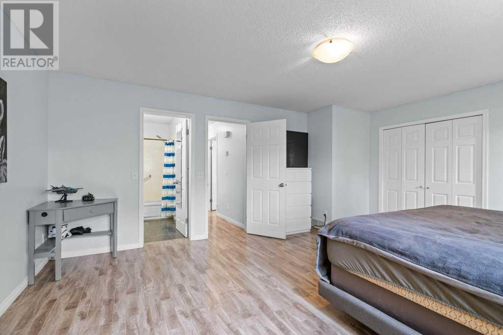 Single Family House 3 Level for Sale in  Shawglen Way SW Shawnessy Calgary 