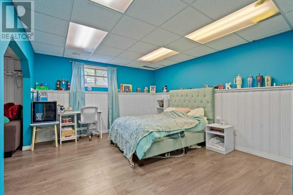 Single Family House 3 Level for Sale in  Shawglen Way SW Shawnessy Calgary 