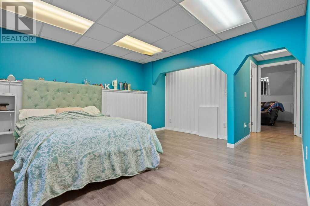 Single Family House 3 Level for Sale in  Shawglen Way SW Shawnessy Calgary 