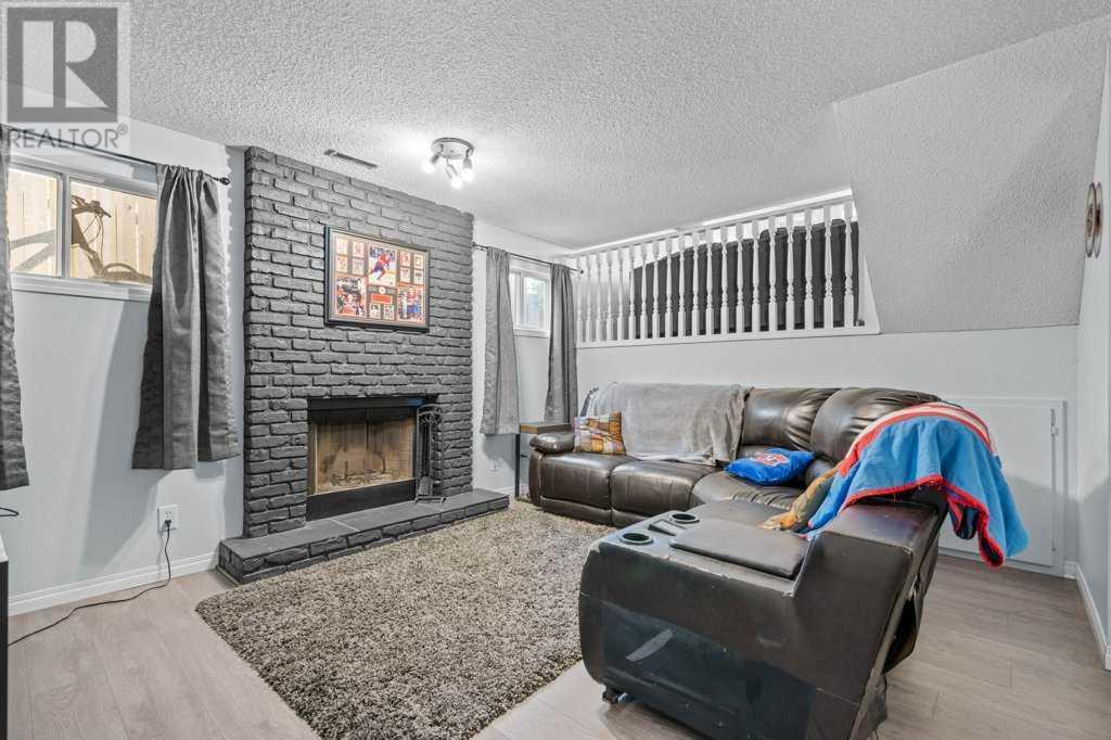Single Family House 3 Level for Sale in  Shawglen Way SW Shawnessy Calgary 