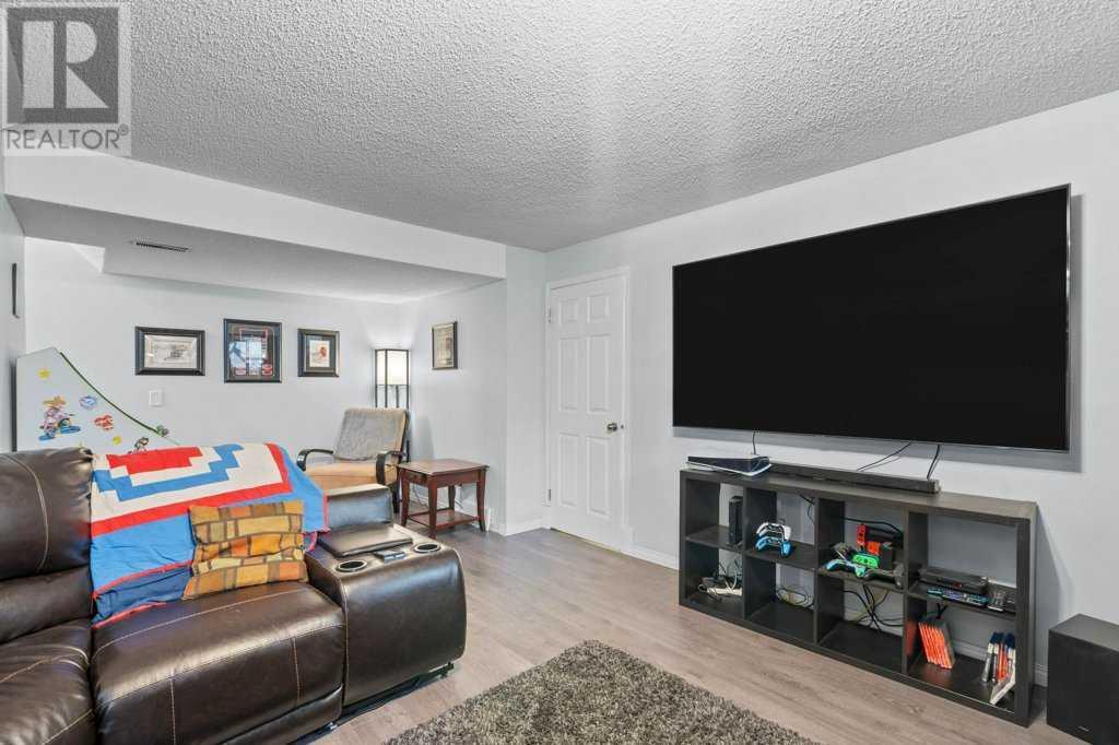Single Family House 3 Level for Sale in  Shawglen Way SW Shawnessy Calgary 