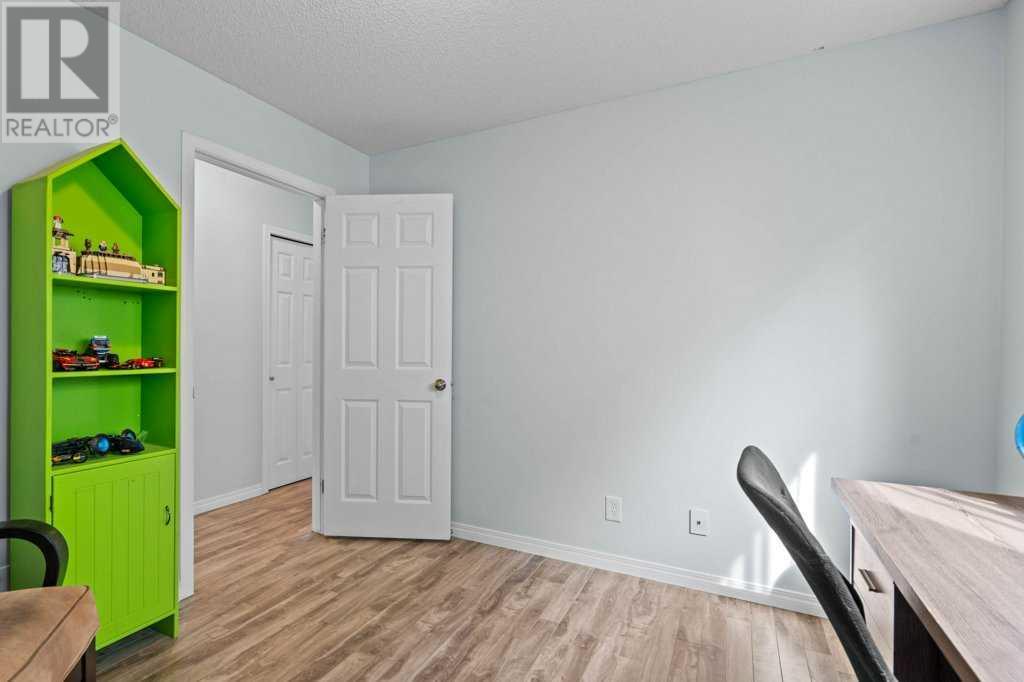 Single Family House 3 Level for Sale in  Shawglen Way SW Shawnessy Calgary 