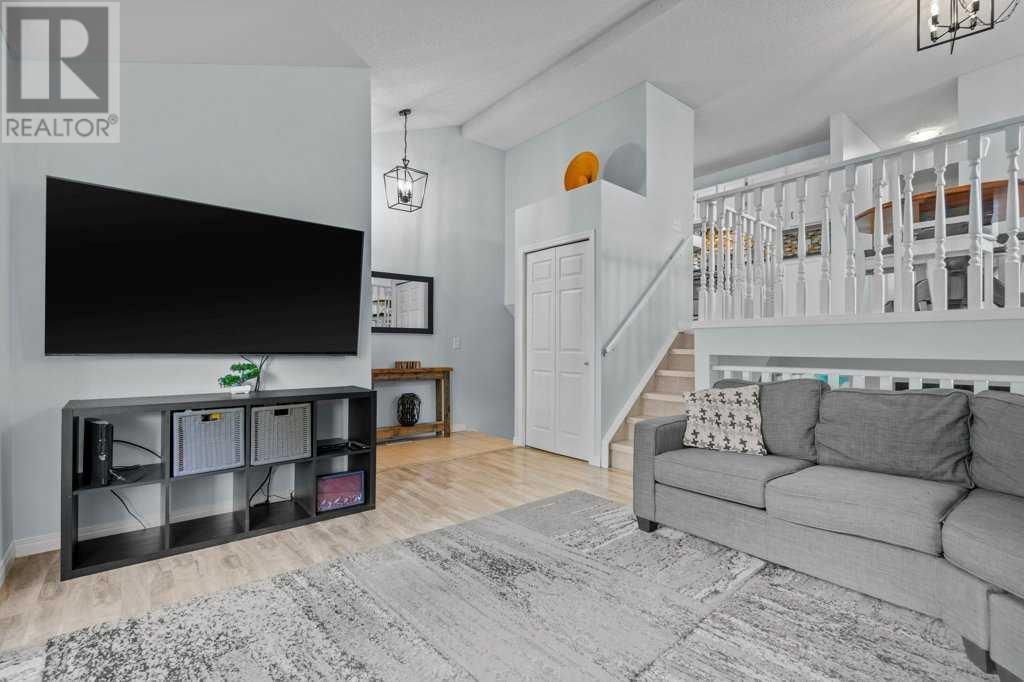 Single Family House 3 Level for Sale in  Shawglen Way SW Shawnessy Calgary 
