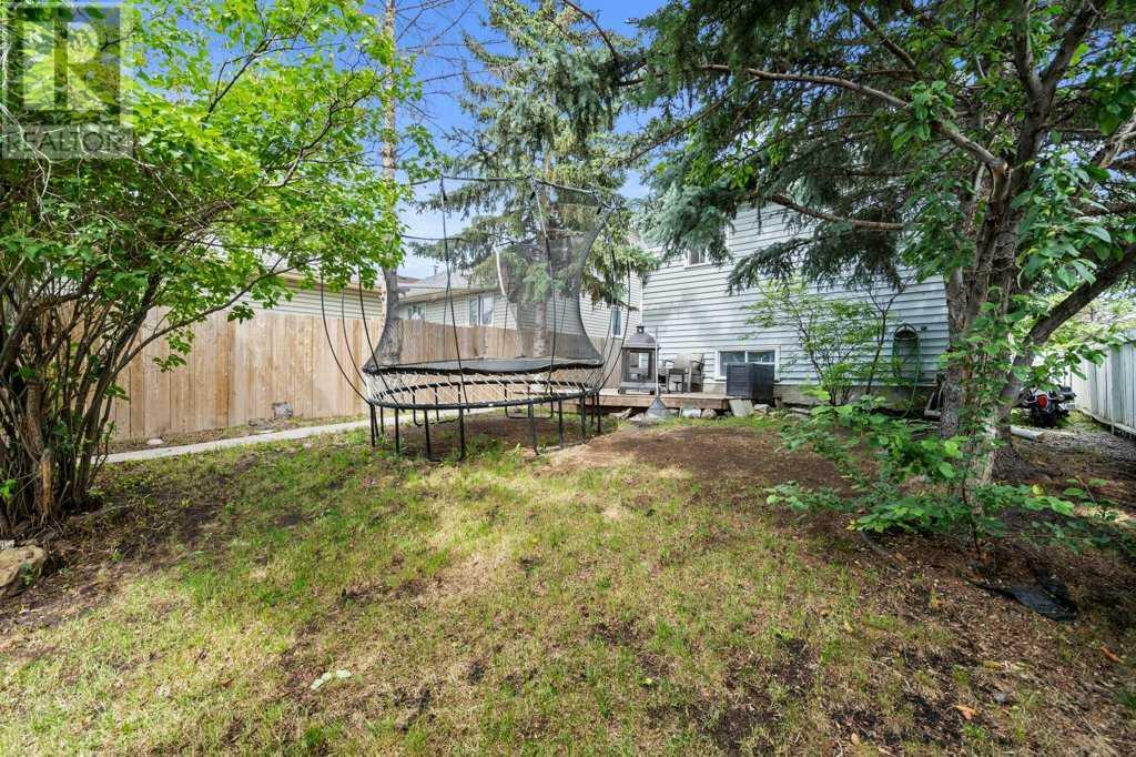 Single Family House 3 Level for Sale in  Shawglen Way SW Shawnessy Calgary 