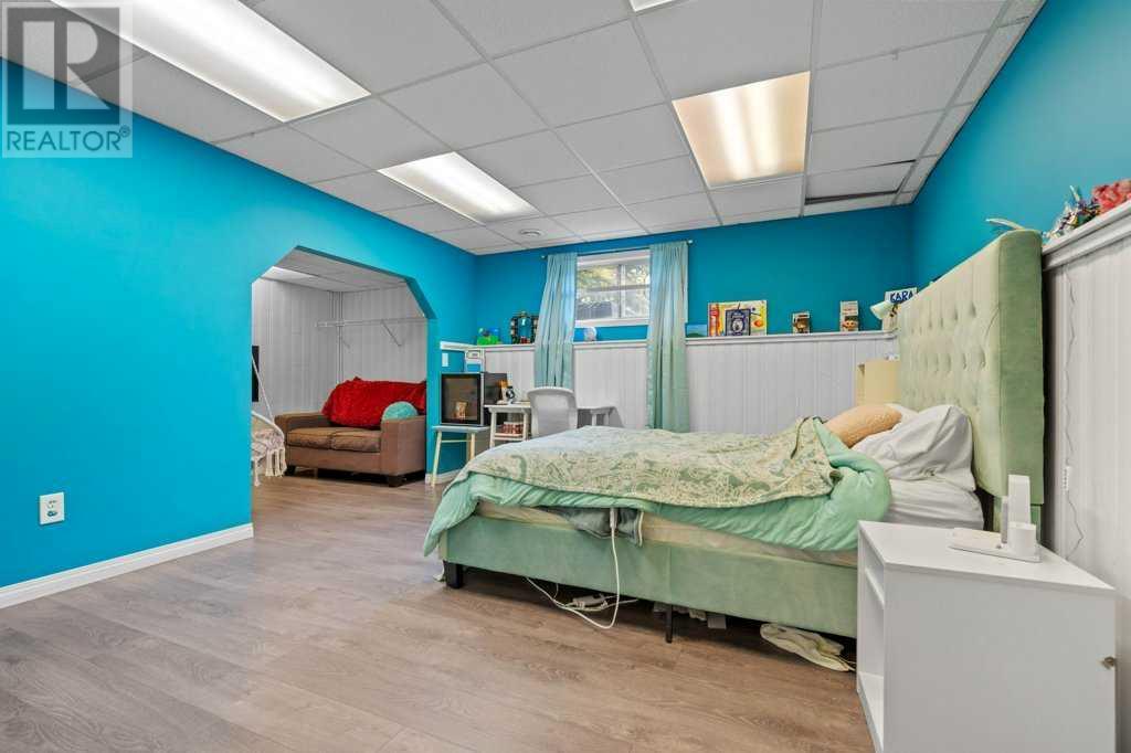 Single Family House 3 Level for Sale in  Shawglen Way SW Shawnessy Calgary 