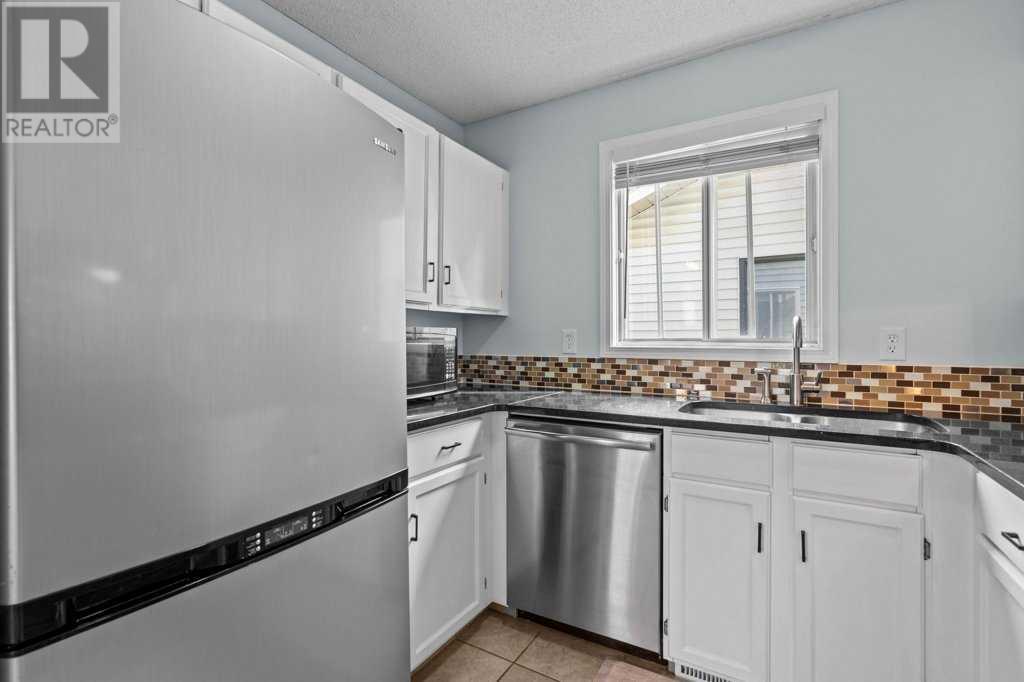 Single Family House 3 Level for Sale in  Shawglen Way SW Shawnessy Calgary 