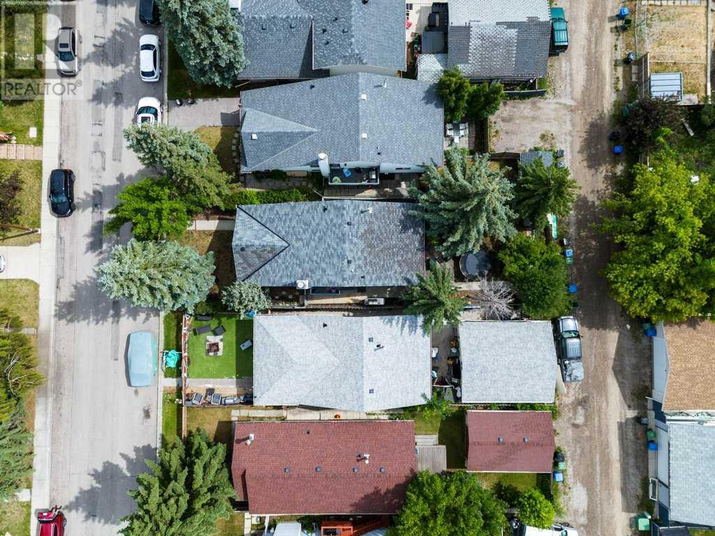 Single Family House 3 Level for Sale in  Shawglen Way SW Shawnessy Calgary 