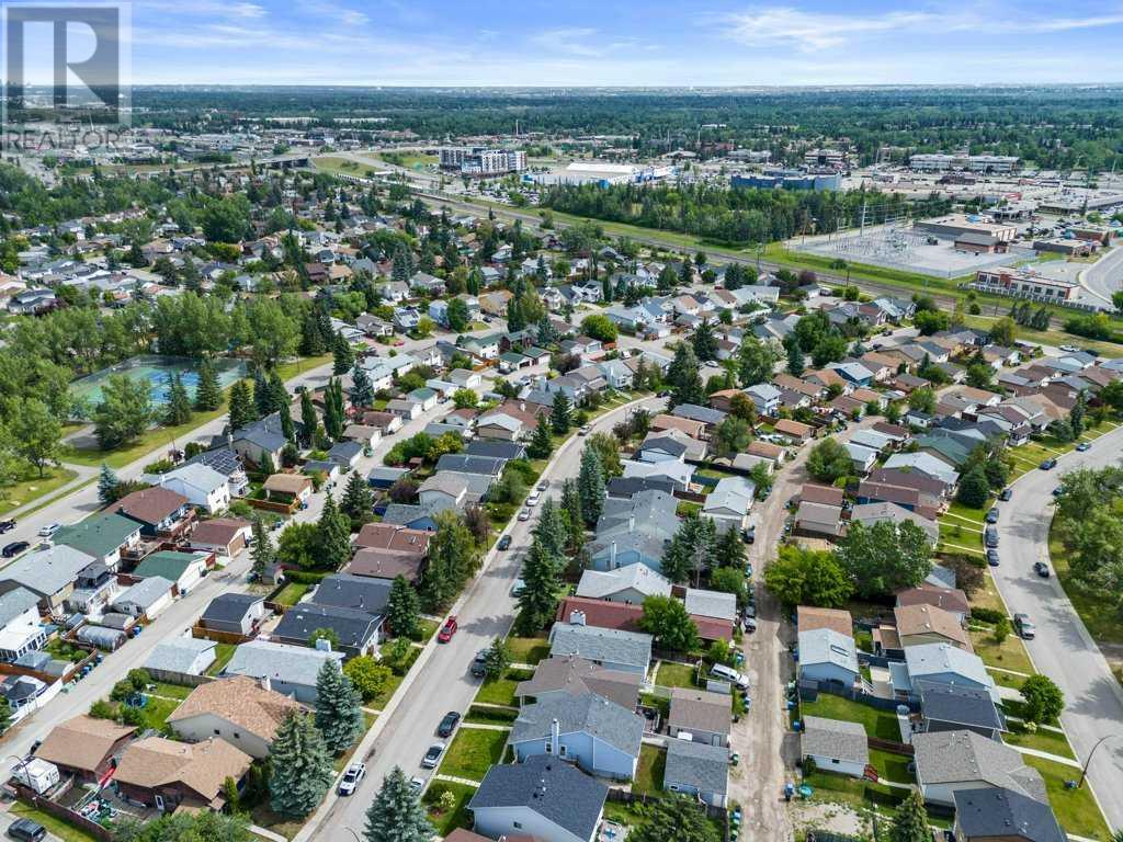 Single Family House 3 Level for Sale in  Shawglen Way SW Shawnessy Calgary 