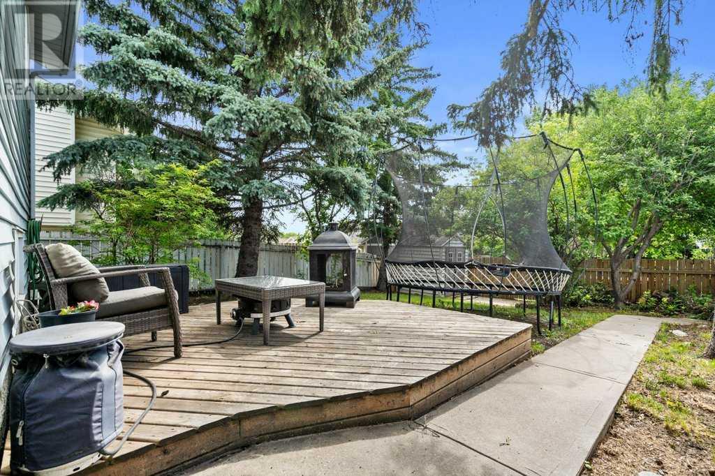 Single Family House 3 Level for Sale in  Shawglen Way SW Shawnessy Calgary 