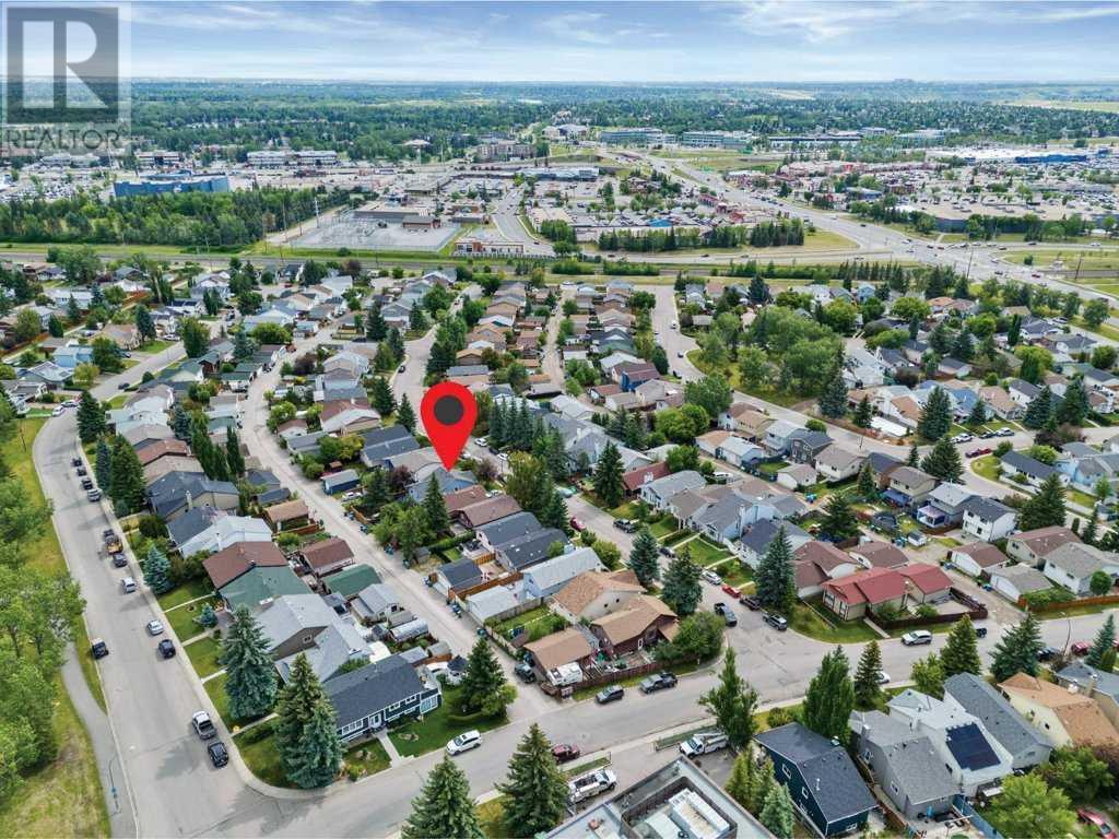 Single Family House 3 Level for Sale in  Shawglen Way SW Shawnessy Calgary 