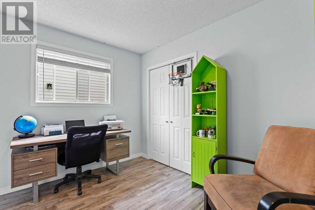 Single Family House 3 Level for Sale in  Shawglen Way SW Shawnessy Calgary 