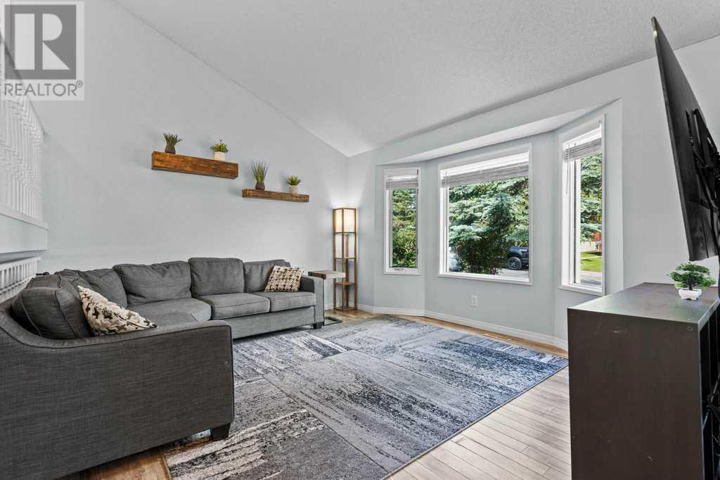Single Family House 3 Level for Sale in  Shawglen Way SW Shawnessy Calgary 