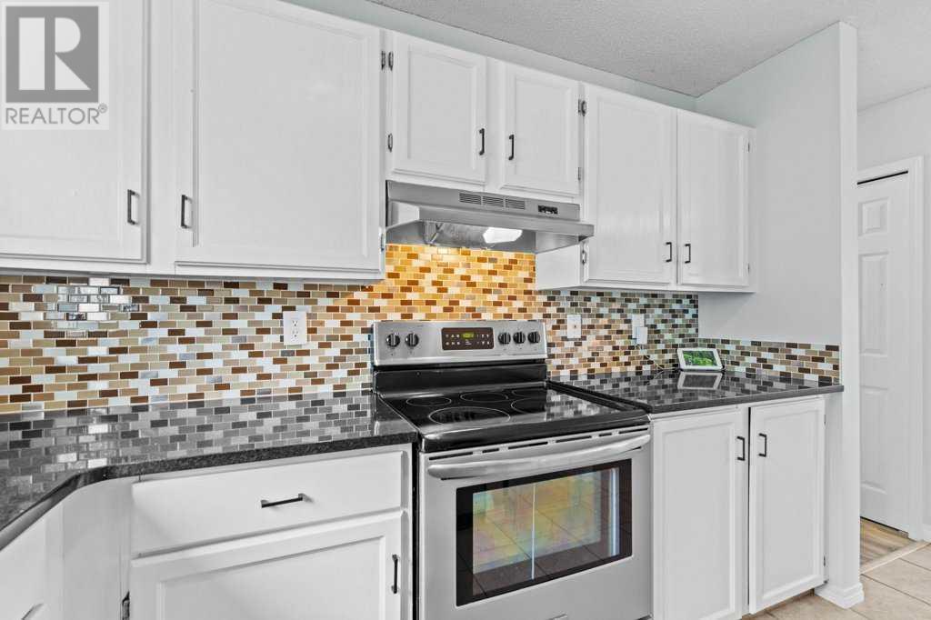 Single Family House 3 Level for Sale in  Shawglen Way SW Shawnessy Calgary 