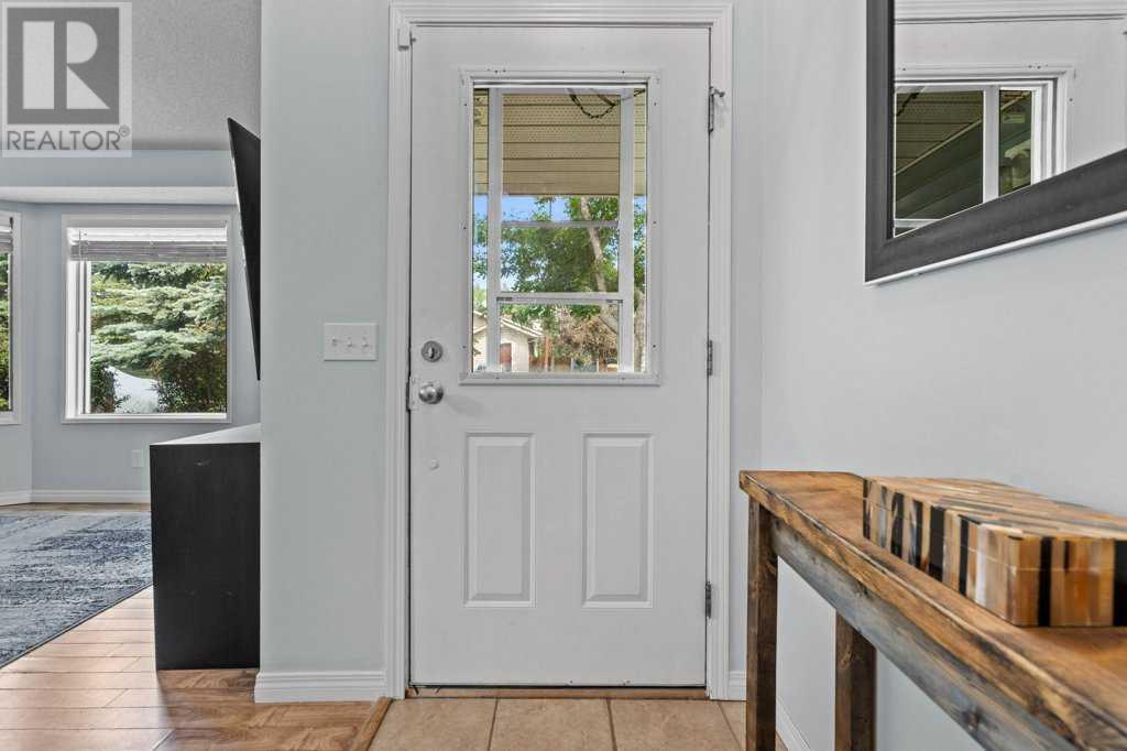 Single Family House 3 Level for Sale in  Shawglen Way SW Shawnessy Calgary 