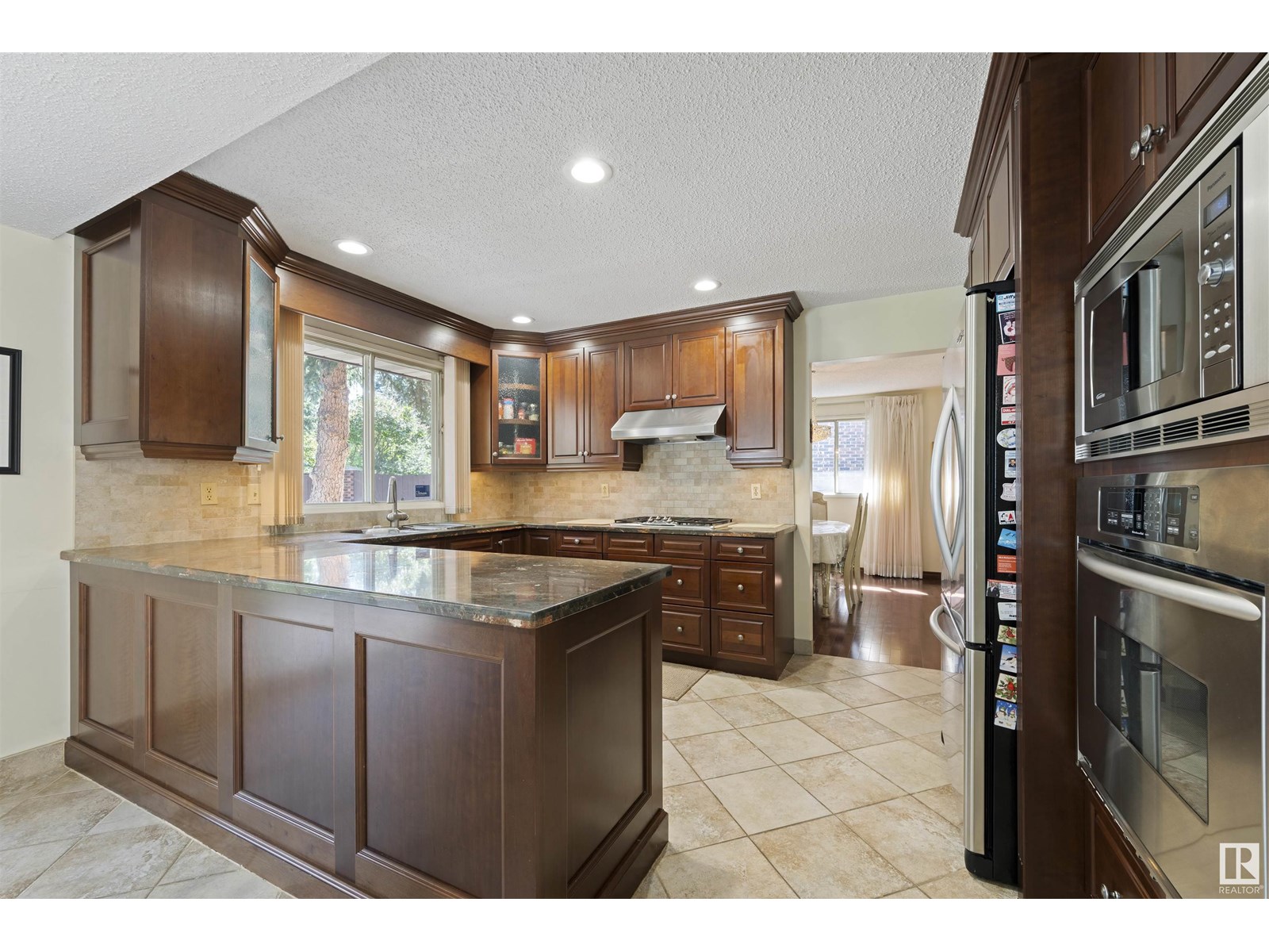 Photo 10 of 2811 125 St Nw, Edmonton AB