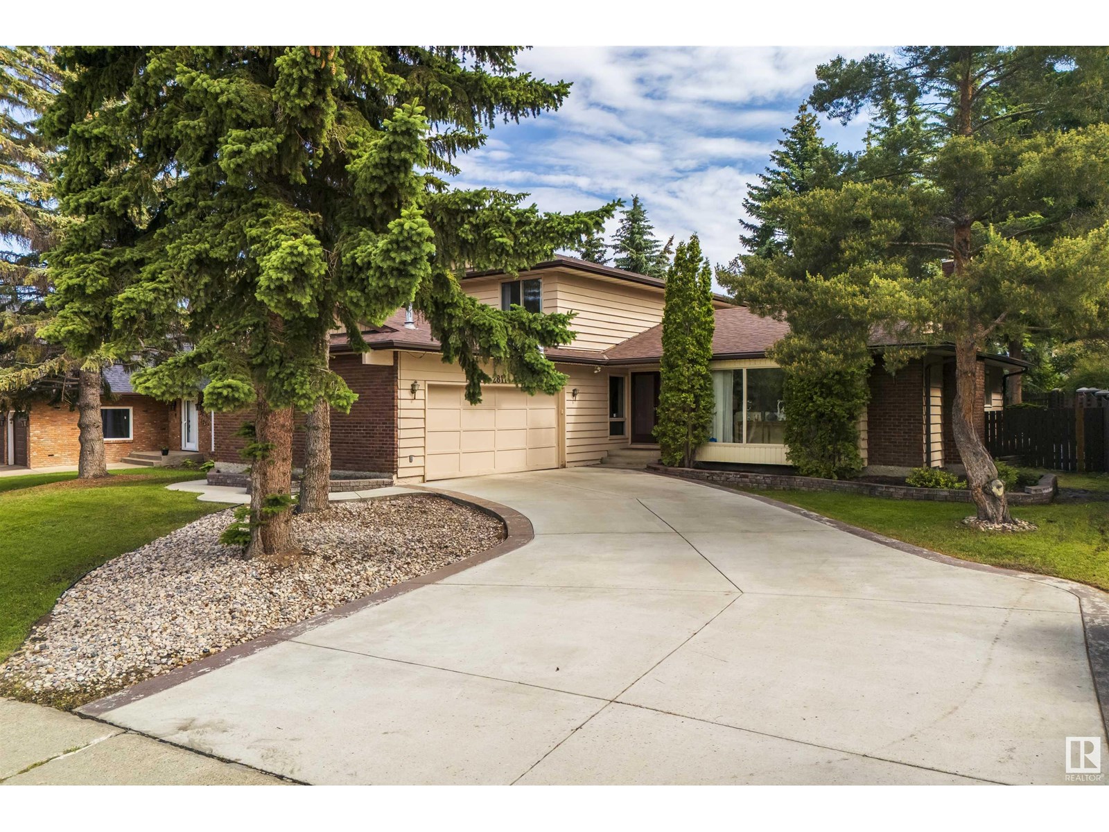 Photo 3 of 2811 125 St Nw, Edmonton AB