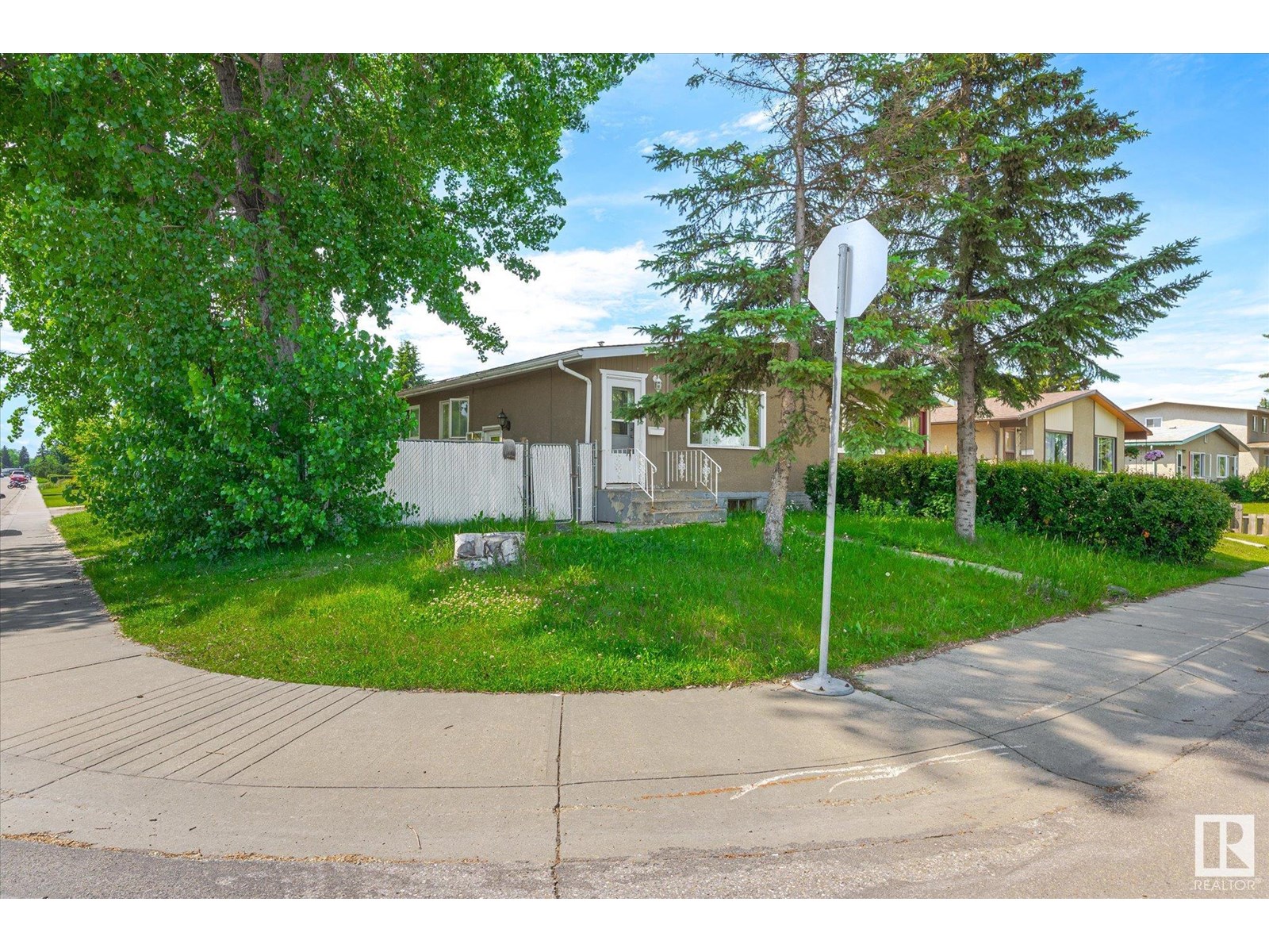 11607 137 AV NW - Image 2