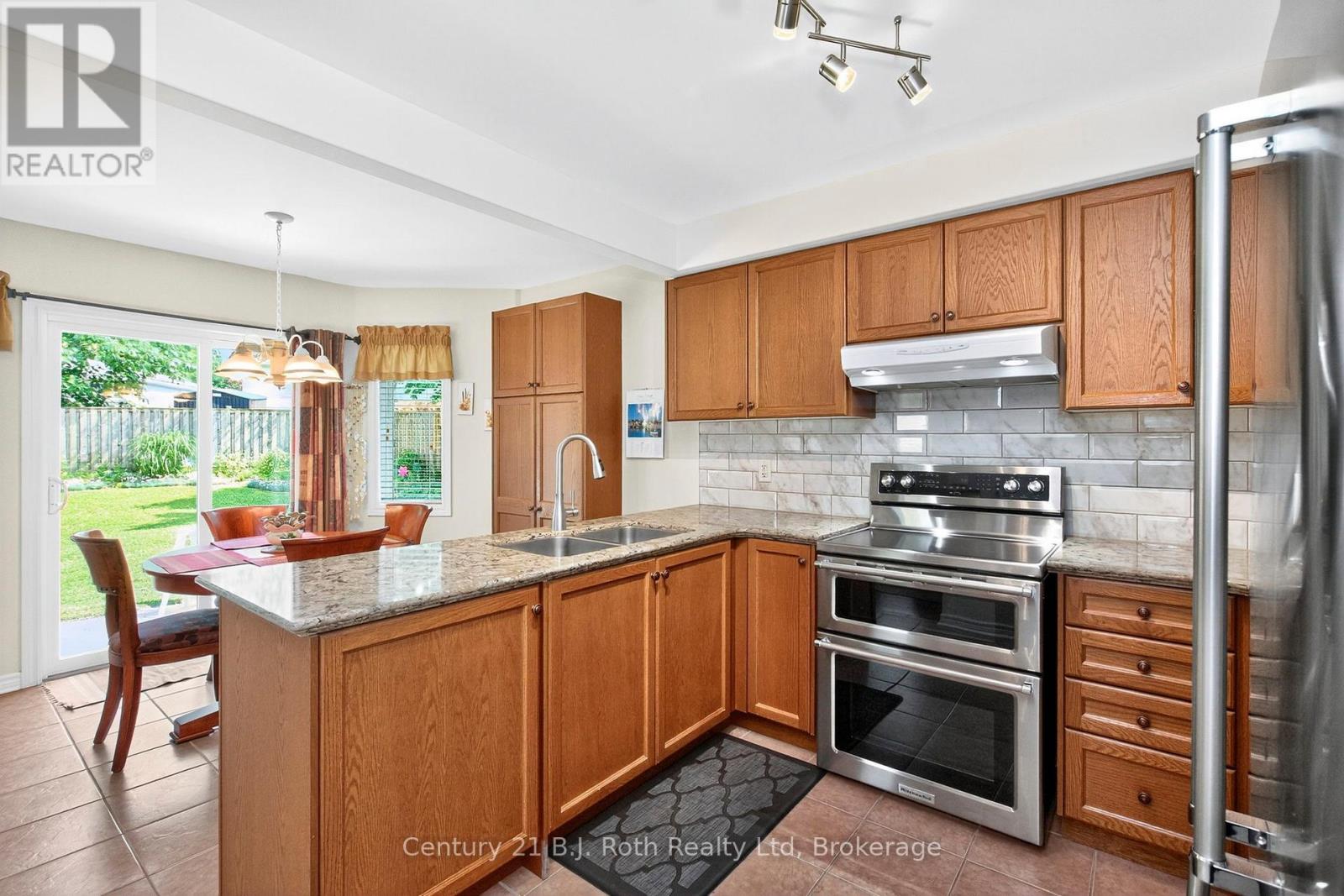 Photo 9 of 997 Whitney Crescent, Midland ON