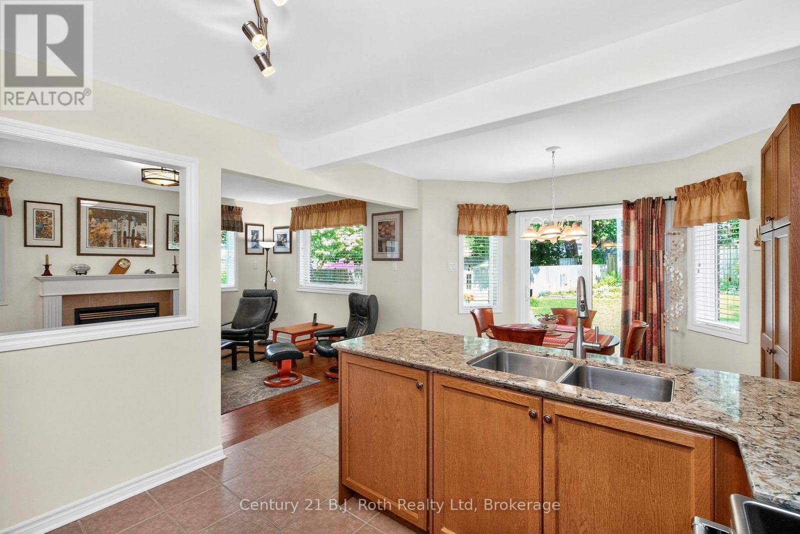 Photo 8 of 997 Whitney Crescent, Midland ON
