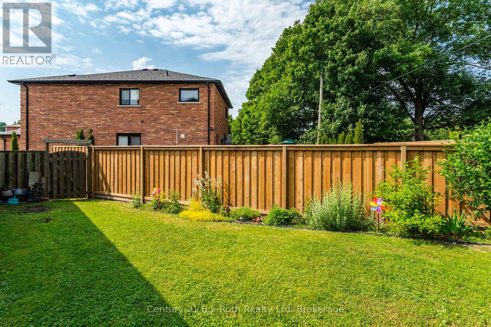 Photo 13 of 997 Whitney Crescent, Midland ON