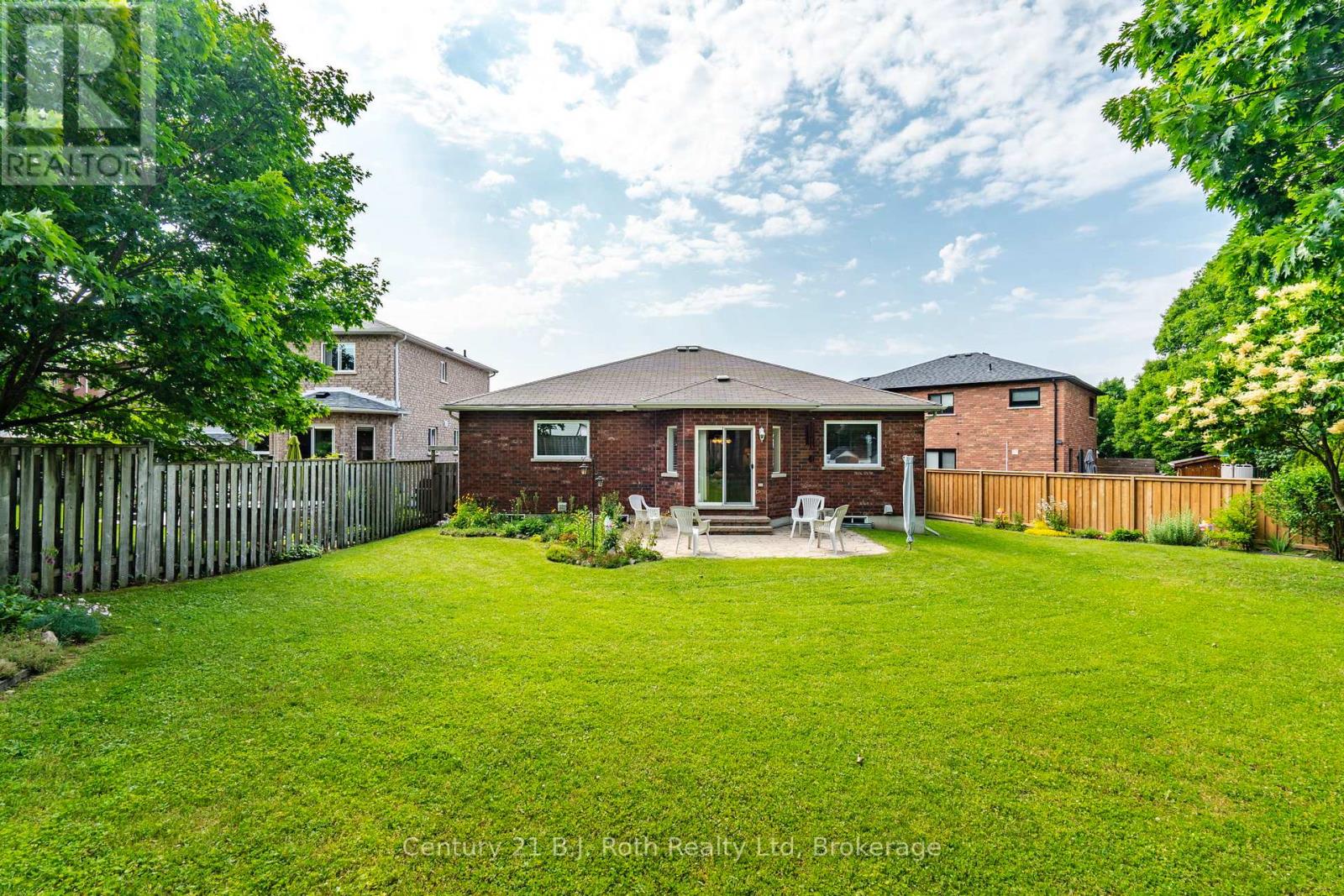 Photo 2 of 997 Whitney Crescent, Midland ON
