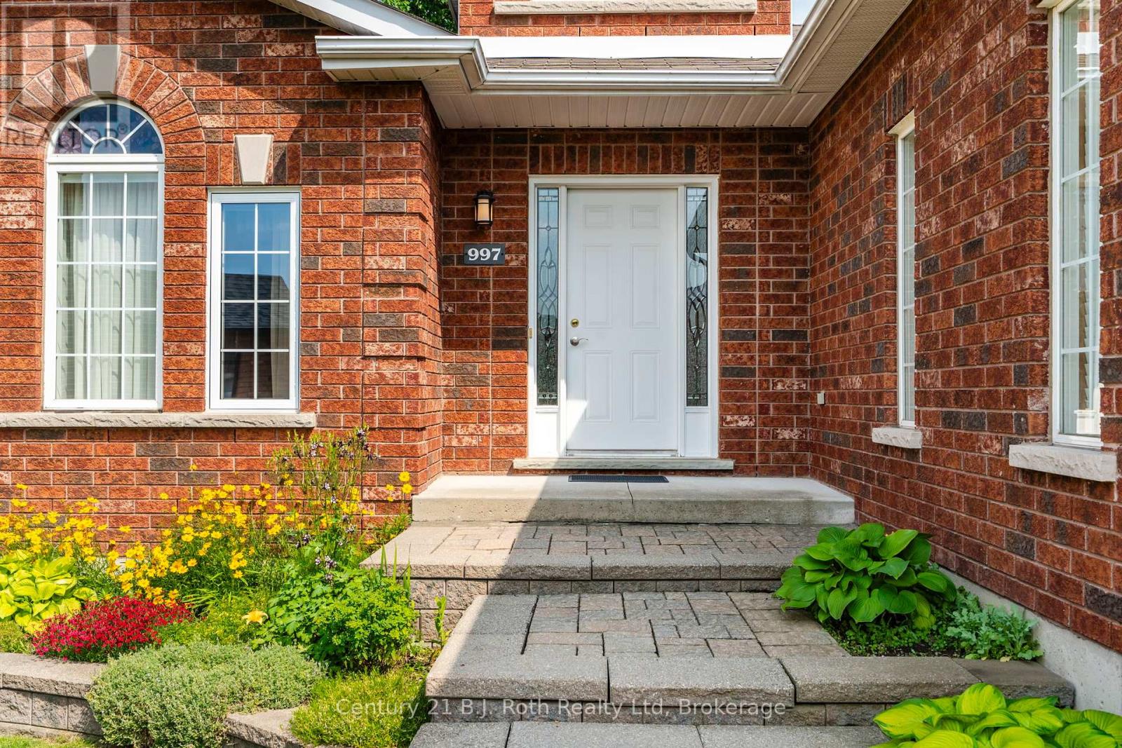 Photo 7 of 997 Whitney Crescent, Midland ON
