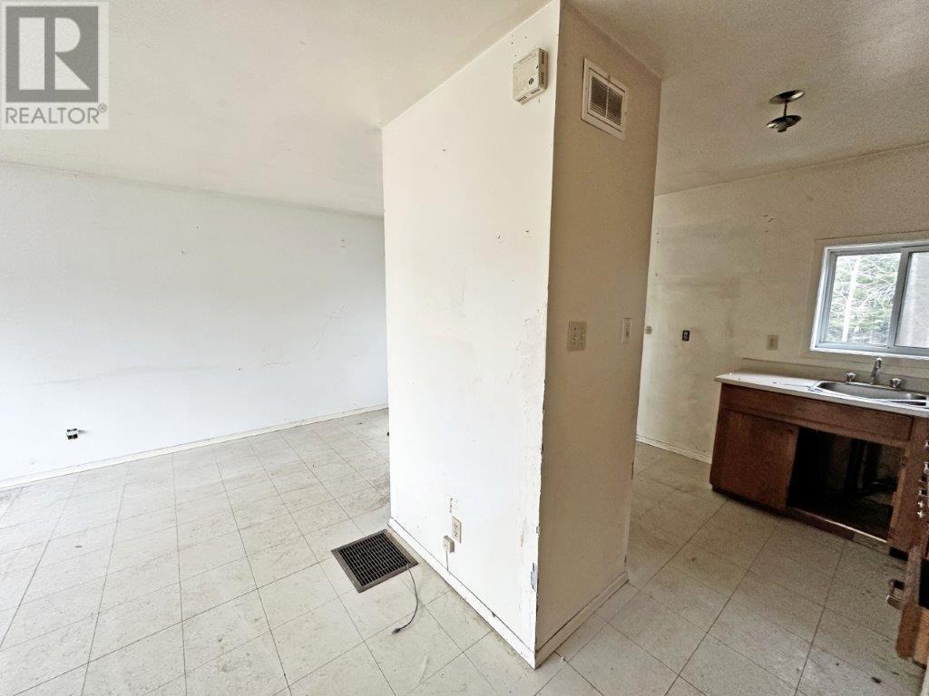 Photo 10 of 406 Mackie Dr, Nakina ON