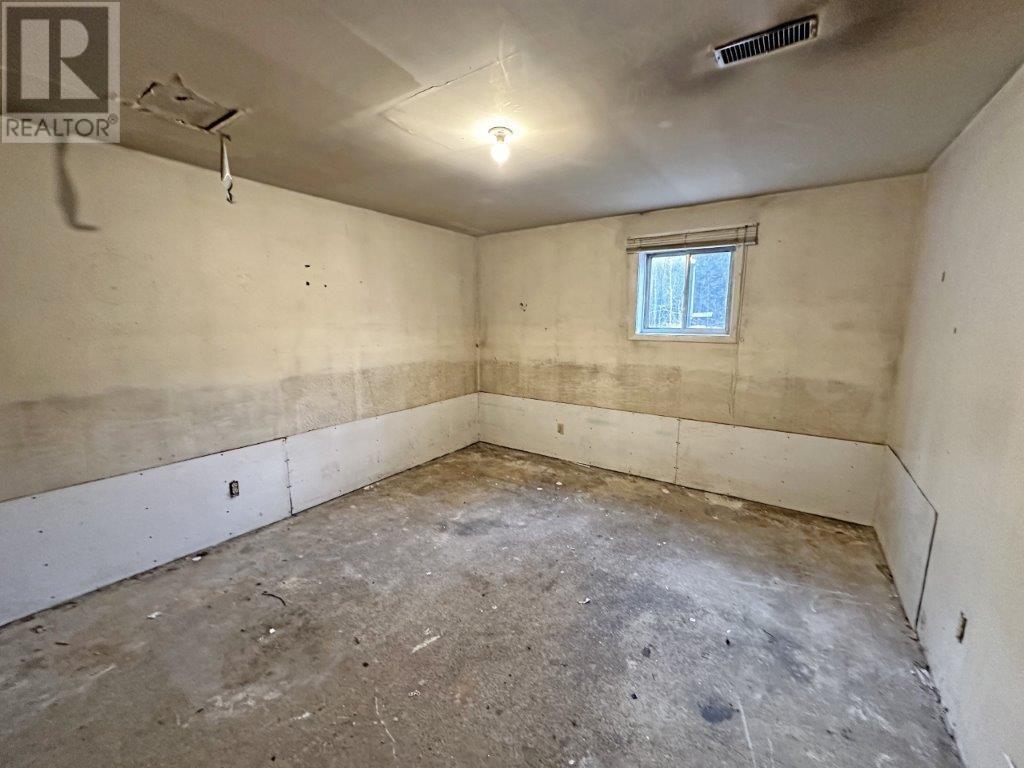 Photo 23 of 406 Mackie Dr, Nakina ON