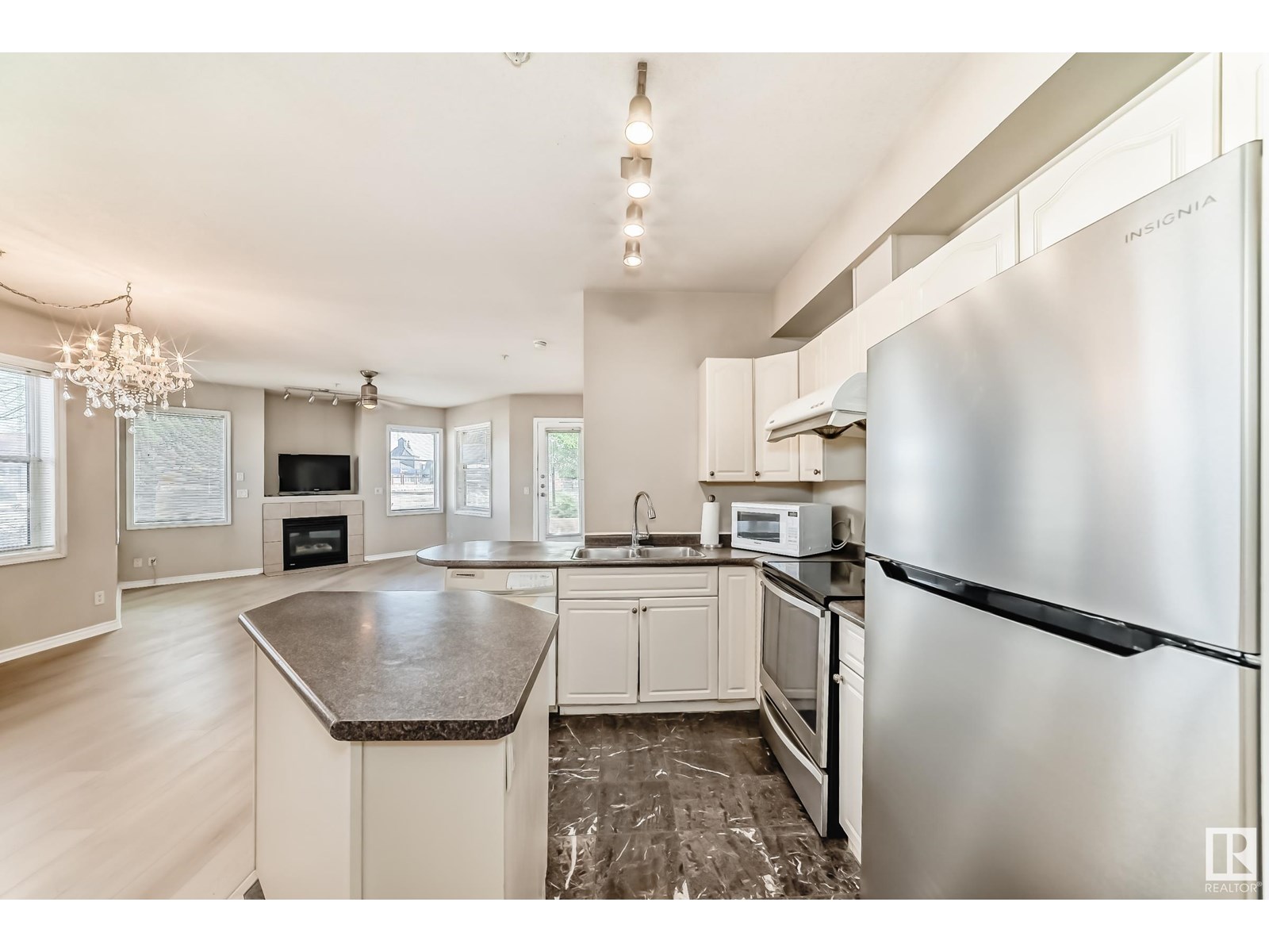 Photo 12 of 101 10346 117 St Nw, Edmonton AB